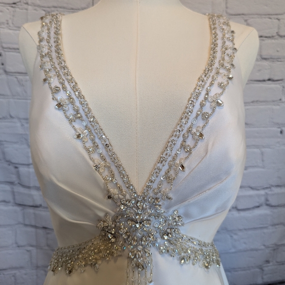 Wedding dress - Picture 2 of 9